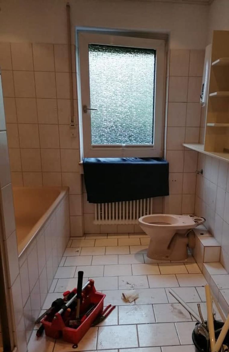 Bad vorher: alte helle Fliesen, Sanitär abgebaut