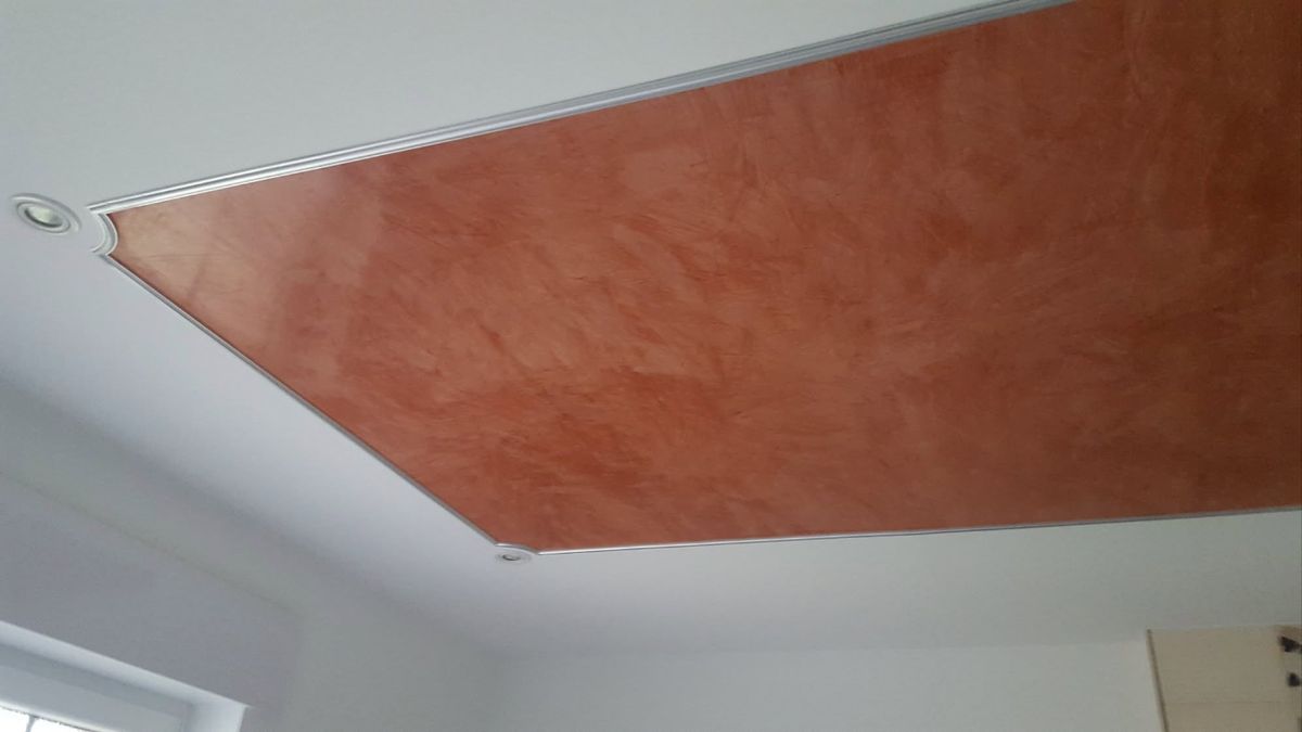Deckenfeld in Spachteltechnik mit Zierleiste