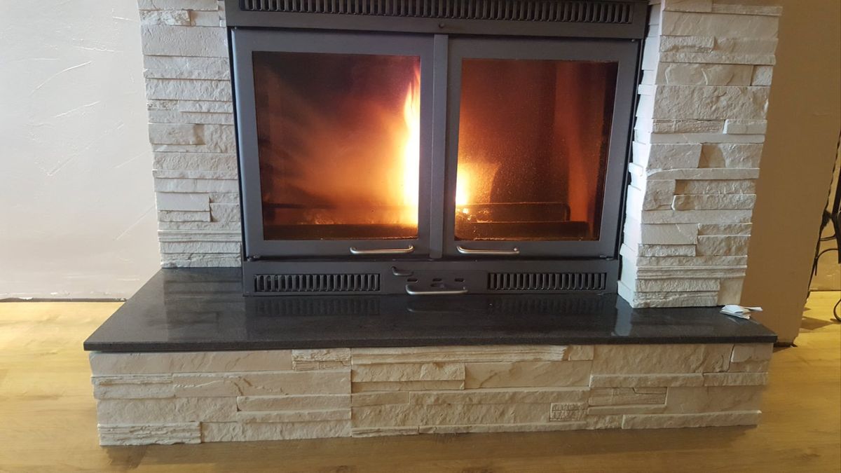 Kamin in Steinoptik